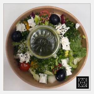 Graikiškos salotos su feta, arbūzu ir žaliuoju padažu