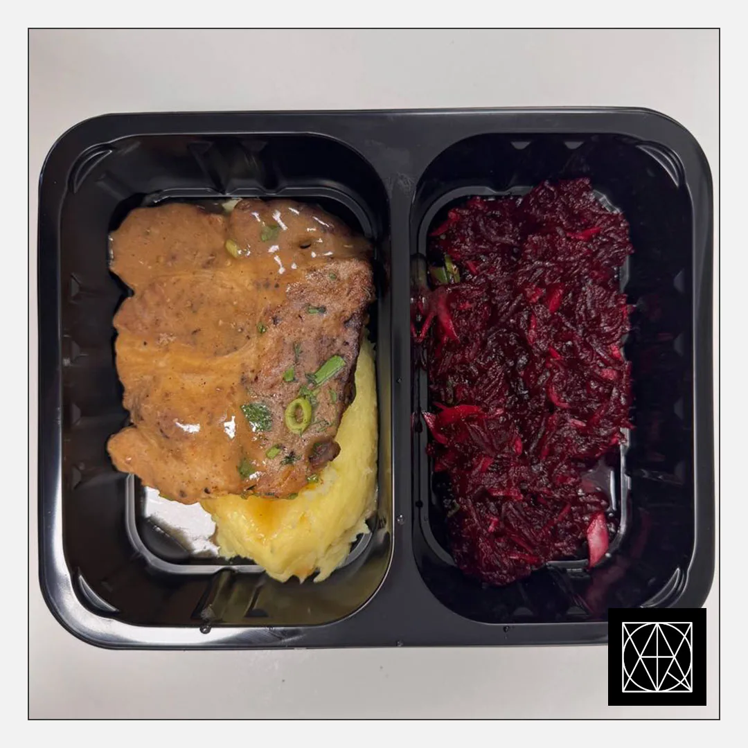 Grill kiaulienos sprandinė su pipiriniu padažu, pateikiama su sviestine bulvių koše ir burokėlių salotomis