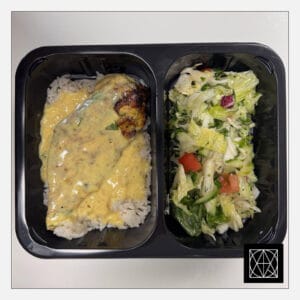 Grill vištienos krūtinėlė su kario padažu, pateikiama su laukiniais ryžiais ir šviežiomis salotomis