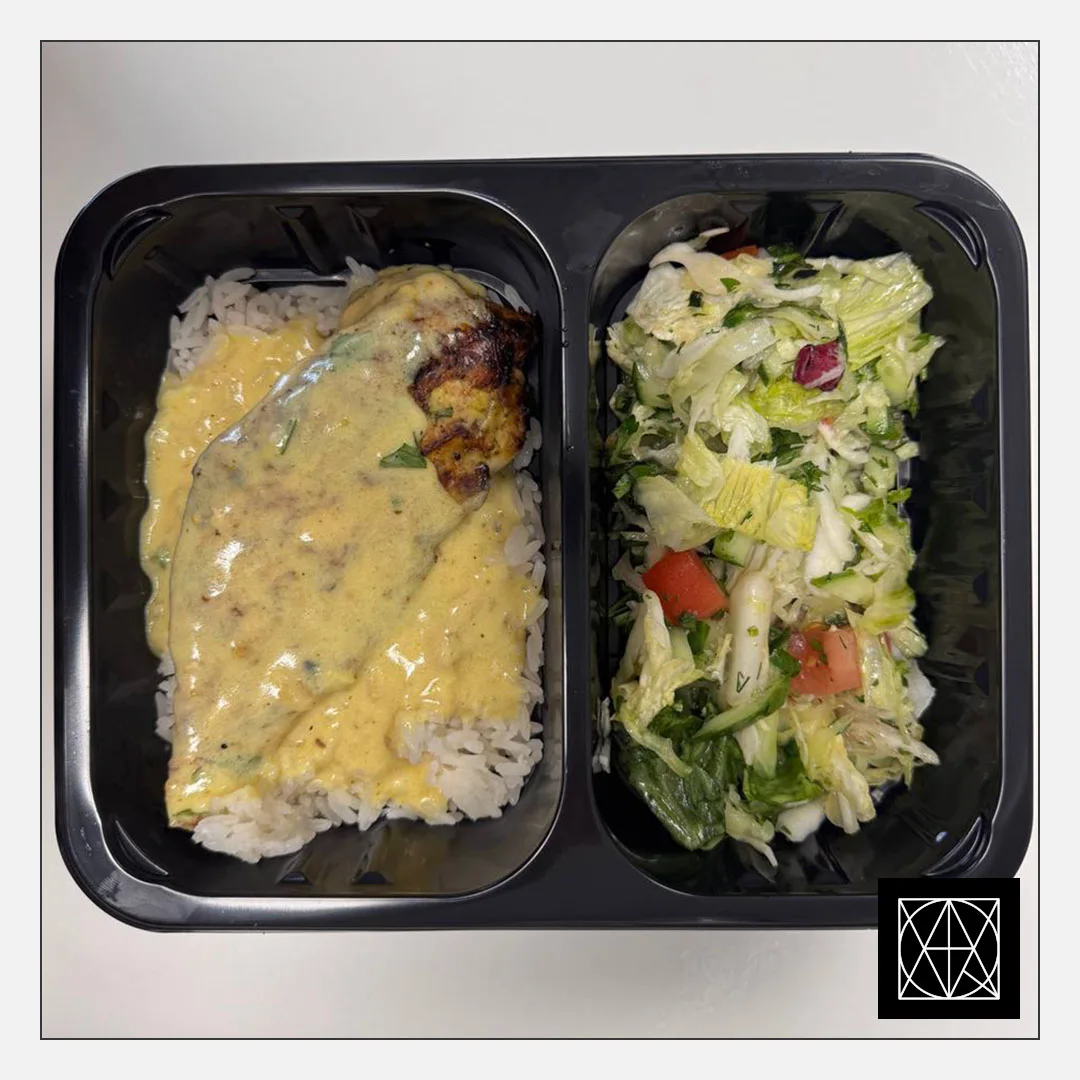 Grill vištienos krūtinėlė su kario padažu, pateikiama su laukiniais ryžiais ir šviežiomis salotomis