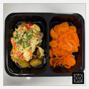 Kiaulienos nugarinė, užkepta paprikomis ir sūriu, pateikiama su keptomis bulvėmis, gardintomis kmynais ir korėjietiškomis morkomis