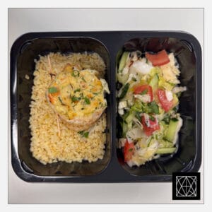 Lydekos suktinukas su daržovėmis, pateikiamas su bulguru ir šviežiomis salotomis