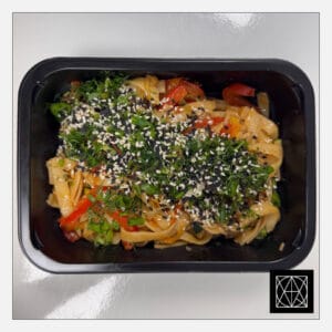 Naminių makaronų WOK su vištiena, mini krevetėmis, wok daržovėmis, kepta cukinija, kepintais sezamais, svogūnų laiškais ir saldžiarūgščiu padažu