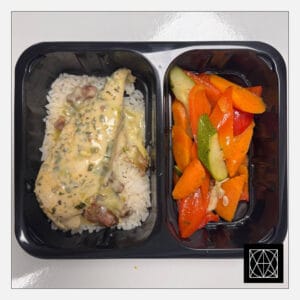 Vištienos filė kepsnys su voveraičių padažu, pateikiamas su ryžiais ir grill daržovėmis
