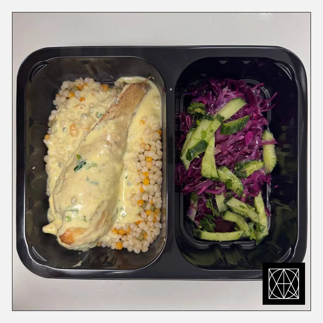 Vištienos krūtinėlė, įdaryta džiovintais pomidorais, špinatais ir sūriu, pateikiama su kuskusu ir mėlynųjų kopūstų salotomis, gardintomis agurkais