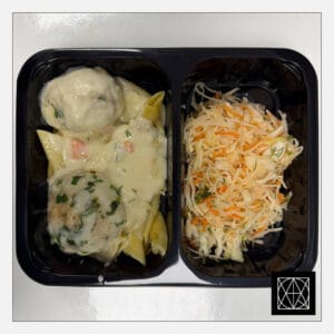 Vištienos kukuliai su morkomis, pateikiami su makaronais ir marinuotų morkų-kopūstų salotomis