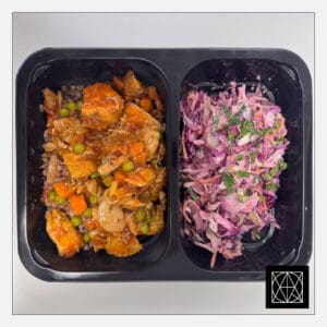 Vištienos troškinys „Vyšnia“, pateikiamas su grikiais ir „Coleslaw“ salotomis