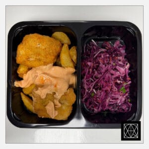 Fish and chips - žuvis tešloje su gruzdintomis bulvytėmis, žuvies padažu ir mėlynųjų kopūstų salotomis