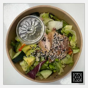 Salotos su kepta vištiena, edamame pupelėmis, agurkais, avokadu ir pesto padažu