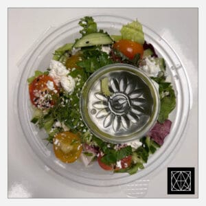 Salotos su ožkos sūriu, granatų sėklomis, vyšniniais pomidorais ir žaliuoju pesto padažu