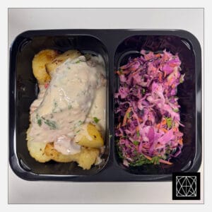 Kiaulienos išpjova su voveraičių padažu, pateikiama su keptomis bulvėmis, gardintomis kmynais ir „Coleslaw“ salotomis