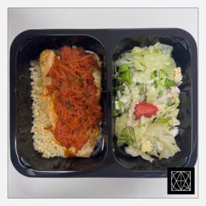 Jūros lydeka kaimiškai, užkepta morkomis ir svogūnais, pateikiama su bulguro rizotu ir šviežiomis salotomis