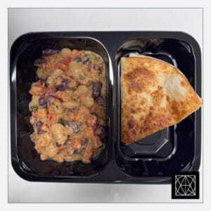 Pupelių troškinys su morkomis ir paprikomis, pagardintas petražolėmis, pateikiamas su kepta tortilija