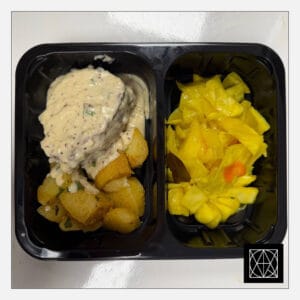 Garinta jautiena su pipiriniu padažu, pateikiama su keptomis bulvėmis ir marinuotais kopūstais su ciberžole