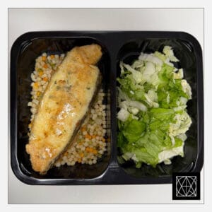 Oto didkepsnis su kaulu, pateikiamas su kuskusu ir šviežiomis salotomis