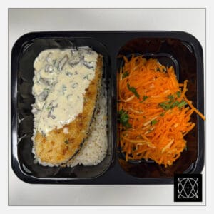 Baklažano šnicelis su grybų padažu, pateikiamas su ryžiais ir morkų-salierų salotomis