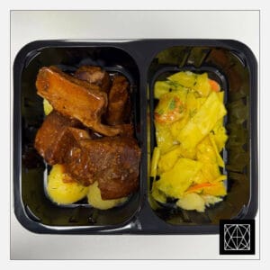 Ilgo kepimo kiaulienos BBQ šonkauliai, pateikiami su keptomis bulvėmis ir marinuotais kopūstais su ciberžole