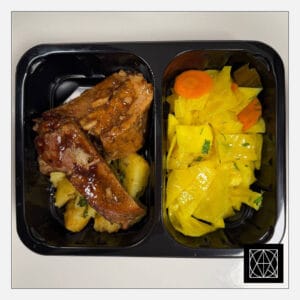 Ilgo kepimo kiaulienos BBQ šonkauliai, pateikiami su keptomis bulvėmis ir marinuotais kopūstais su ciberžole