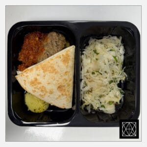 Jautienos liuliakebabas su namine adžika, tortilija, keptomis bulvėmis ir mūsų ūkio raugintais kopūstais, gardintais aliejumi ir svogūnais