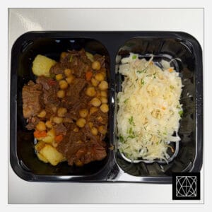 Jautienos troškinys su avinžirniais ir pomidorais, pateikiamas su keptomis bulvėmis ir mūsų raugintais kopūstais, gardintais aliejumi ir svogūnais