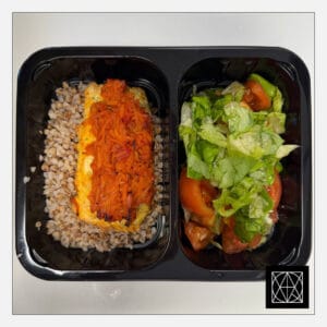 Ledjūrio menkės kepsnys kaimiškai (užkeptas morkomis ir svogūnais), pateikiamas su grikiais ir šviežiomis salotomis