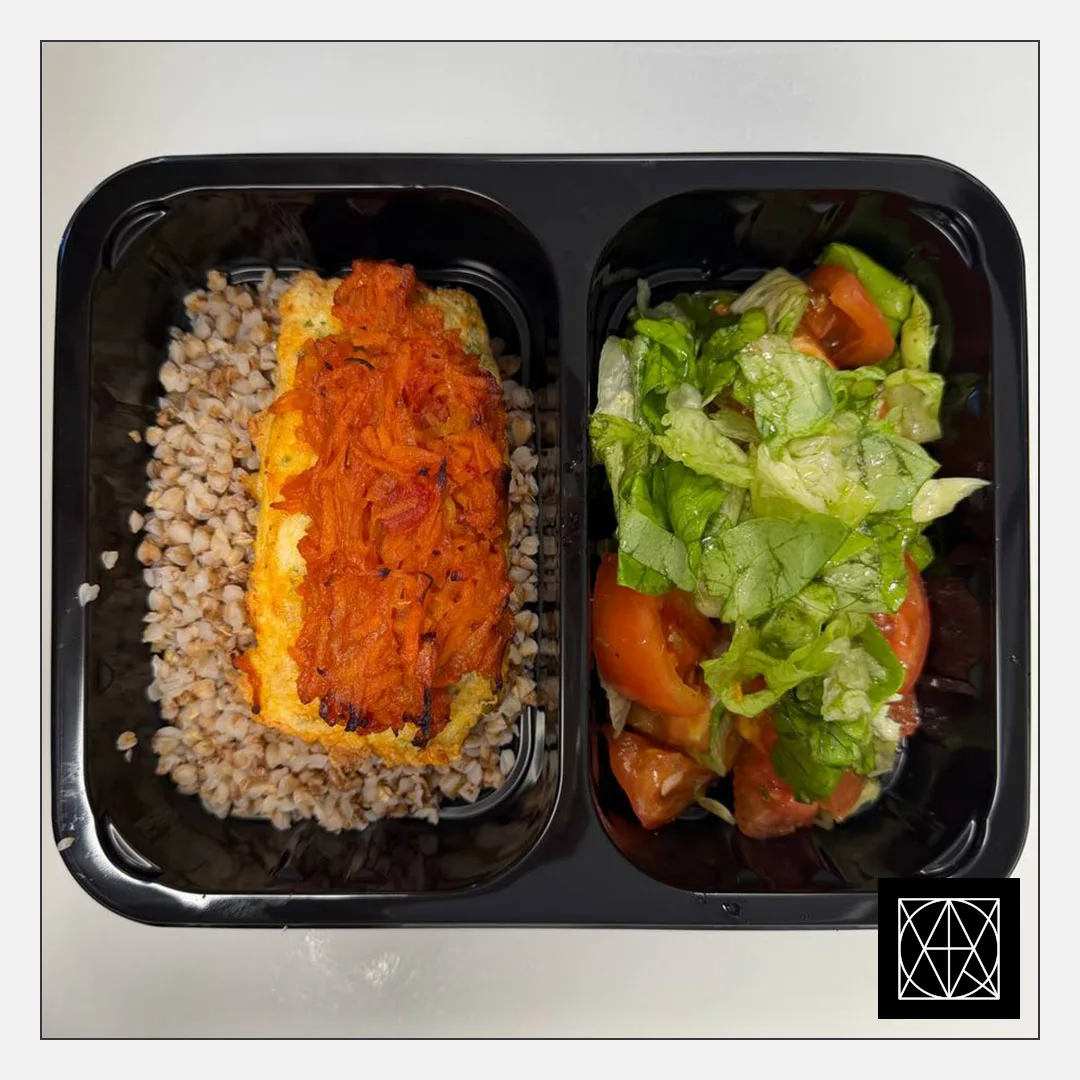 Ledjūrio menkės kepsnys kaimiškai (užkeptas morkomis ir svogūnais), pateikiamas su grikiais ir šviežiomis salotomis