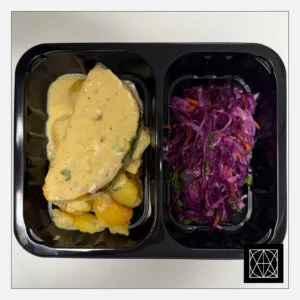 Netikras kiaulienos zuikis, pateikiamas su keptomis bulvėmis ir mėlynųjų kopūstų salotomis