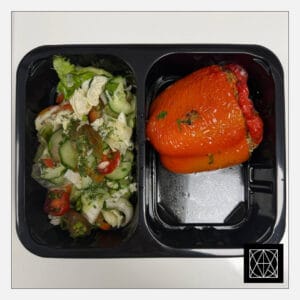 Paprika, įdaryta bolivinemis balandomis, daržovėmis ir tofu, pateikiama su šviežiomis salotomis