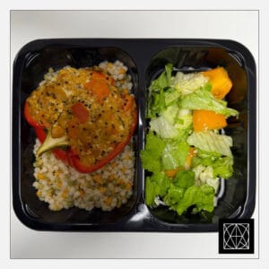 Paprika, įdaryta bolivinėmis balandomis, daržovėmis ir tofu, pateikiama su šviežiomis salotomis