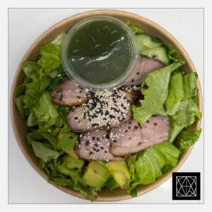 Salotos su kepta antiena, agurkais, Wakame jūros dumbliais, avokadu ir žaliuoju padažu