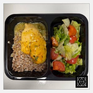 Vištienos filė su medaus-garstyčių padažu, pateikiama su grikiais šviežiomis salotomis