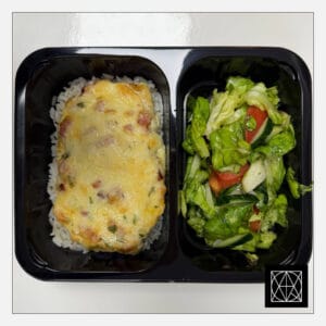 Vištienos filė, užkepta šonine ir sūriu, pateikiama su ryžiais ir šviežiomis salotomis