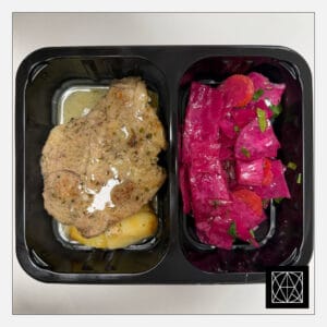 Grill kiaulienos sprandinė, pateikiama su keptomis bulvėmis ir marinuotais kopūstais burokėlių sultyse