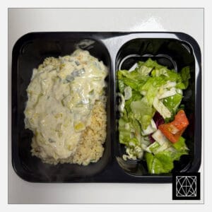 Hoki filė kepsnys su porų-grietinėlės padažu, pateikiamas su bulguru ir šviežiomis salotomis