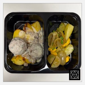 Jautienos kukuliai su pievagrybių padažu, pateikiami su keptomis bulvėmis ir marinuotų daržovių asorti