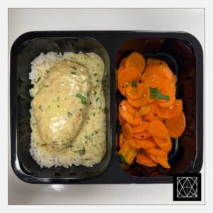 Kapotos kalakutienos kotletas, pateikiamas su ryžiais ir korėjietiškomis morkomis