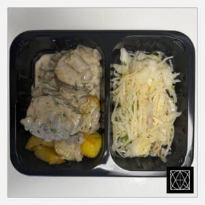 Kiaulienos išpjovos bokšteliai su grybų padažu, pateikiami su keptomis bulvėmis ir mūsų raugintais kopūstais, gardintais aliejumi ir svogūnais