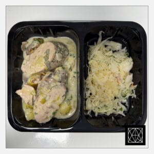 Kiaulienos išpjovos bokšteliai su grybų padažu, pateikiami su keptomis bulvėmis ir mūsų ūkio raugintais kopūstais, gardintais aliejumi ir svogūnais