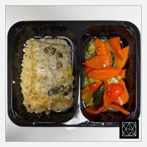 Ledjūrio menkė su kaparėlių padažu, pateikiama su bulguru ir karštomis daržovėmis