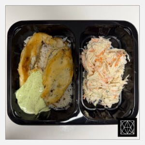 Menkės juostelės tešloje, gardintos Kalifornijos padažu, pateikiamos su laukiniais ryžiais ir kopūstų salotomis, gardintomis majonezu