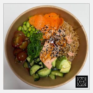 Salmon Poke Bowl - lašiša, ryžiai, Wakame jūros dumbliai, edamame pupelės, morkos, agurkai, sezamo sėklos, avokadų ir pomidorų gabaliukai