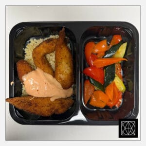 Traškios vištienos juostelės su saldžiai aštriu padažu, pateikiamos su bulguru ir karštomis daržovėmis