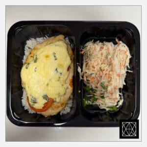 Vištienos filė, užkepta pomidorais, bazilikais ir sūriu, pateikiama su laukiniais ryžiais ir kopūstų salotomis, gardintomis majonezu