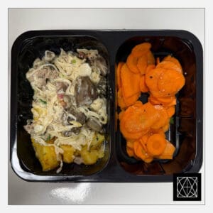 Vištienos kepenėlių troškinys su svogūnais, rūkyta šonine ir grietinėlės padažu, pateikiamas su keptomis bulvėmis ir korėjietiškomis morkomis