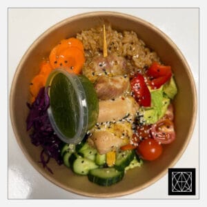 Chicken Poke Bowl - vištienos iešmelis, ryžiai, mėlynasis kopūstas, edamame pupelės, morkos, agurkai, sezamo sėklos, avokadų ir pomidorų gabaliukai