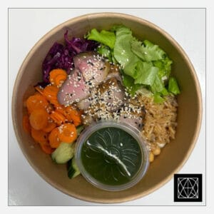 Duck Poke Bowl - antiena, ryžiai, avinžirniai, edamame pupelės, salotų miksas, agurkai, morkų griežinėliai, azijietiškas užpilas, pesto padažas