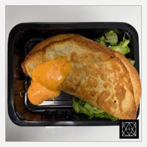 Enčilada su malta jautiena, kukurūzais, žalumynais, čederio sūriu, pagardinta saldžiai aštriu padažu, pateikiama su šviežiomis salotomis