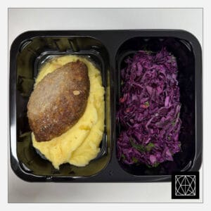 Jautienos šnicelis su namine adžika, pateikiamas su sviestine bulvių koše ir „Coleslaw“ salotomis