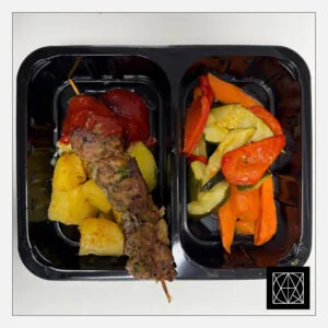 Kiaulienos sprandinės vėrinukas su pomidorų padažu, pateikiamas su keptomis bulvėmis ir karštomis daržovėmis