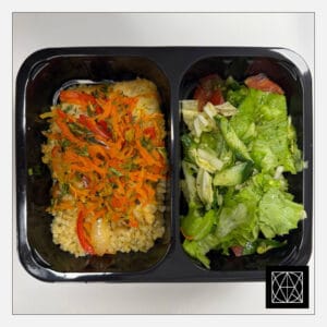 Ledjūrio menkė su saldžiai aštriomis daržovėmis, pateikiama su bulguro rizotu ir šviežiomis salotomis